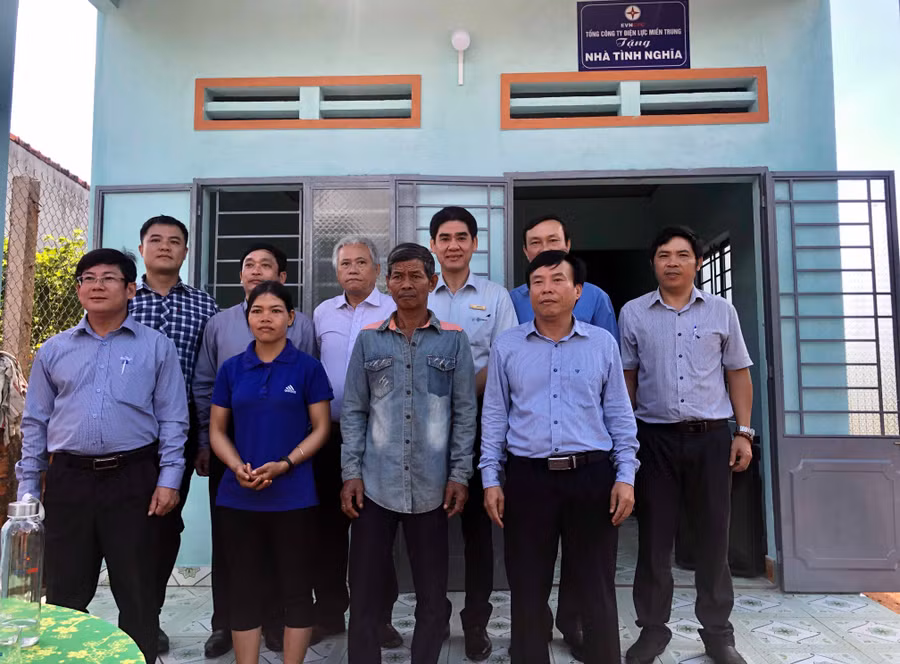 EVNCPC phối hợp cùng Công ty Điện lực Gia Lai trao tặng nhà tình nghĩa cho gia đình anh Kpăh Rung ở làng Tung Blai, xã Ia Dreng, huyện Chư Pưh. Ảnh: Ngọc Thu