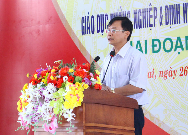 Phó Giám đốc Sở GD-ĐT Nguyễn Văn Long cho rằng, công tác giáo dục hướng nghiệp và phân luồng học sinh ở tỉnh ta vẫn còn nhiều khó khăn, bất cập. Ảnh: M.T