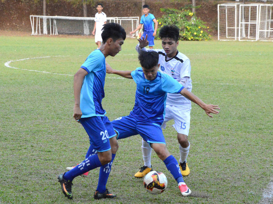 Cầu thủ U19 HA.GL 1 (áo trắng) gặp U19 Phú Yên (áo xanh). Ảnh: Minh Vỹ Cầu thủ U19 HA.GL 1 (áo trắng) gặp U19 Phú Yên (áo xanh). Ảnh: Minh Vỹ