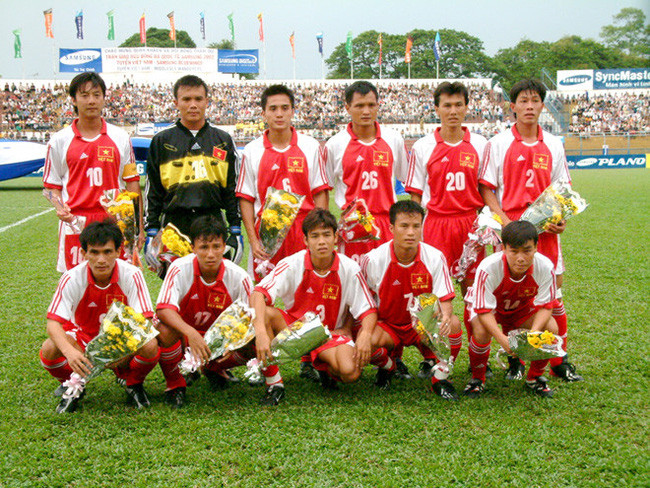 Hồng Sơn (ngồi bìa trái) cùng các tuyển thủ Việt Nam một thời như Huỳnh Đức, Công Minh, Hồ Văn Lợi, Ngô Quang Trường, Tuấn Thành, Lê Hồng Minh, Trần Minh Quang, Nguyễn Huy Hoàng… Ảnh: KHẢ HÒA