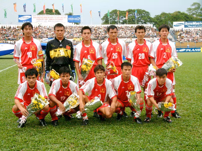 Hồng Sơn (ngồi bìa trái) cùng các tuyển thủ Việt Nam một thời như Huỳnh Đức, Công Minh, Hồ Văn Lợi, Ngô Quang Trường, Tuấn Thành, Lê Hồng Minh, Trần Minh Quang, Nguyễn Huy Hoàng… Ảnh: KHẢ HÒA