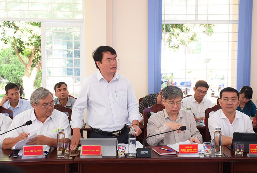  Phó Trưởng ban Tuyên giáo Tỉnh ủy Tống Thới Mốc tham gia góp ý xây dựng văn kiện của Ban Chấp hành Đảng bộ huyện Đak Đoa khóa XVI (nhiệm kỳ 2015-2020). Ảnh: M.T