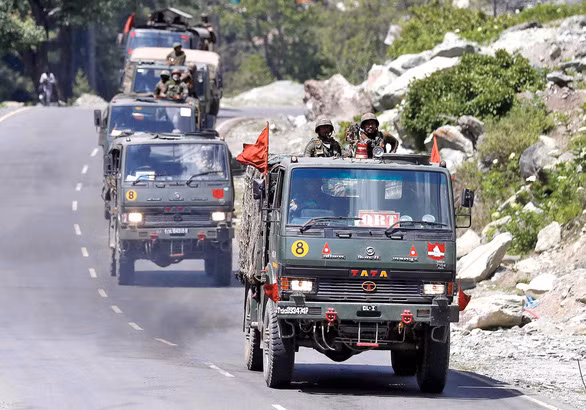 Quân đội Ấn Độ di chuyển trên đường cao tốc về khu vực Ladakh, gần Kashmir, ngày 18-6, 3 ngày sau cuộc xung đột đẫm máu ở biên giới - Ảnh: REUTERS Quân đội Ấn Độ di chuyển trên đường cao tốc về khu vực Ladakh, gần Kashmir, ngày 18-6, 3 ngày sau cuộc xung đột đẫm máu ở biên giới - Ảnh: REUTERS