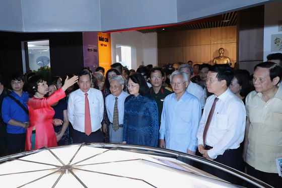 Đồng chí Võ Văn Thưởng, Ủy viên Bộ Chính trị, Trưởng ban Tuyên giáo Trung ương cùng các đại biểu tham quan khu trưng bày trong Bảo tàng. Ảnh: VIẾT CHUNG Đồng chí Võ Văn Thưởng, Ủy viên Bộ Chính trị, Trưởng ban Tuyên giáo Trung ương cùng các đại biểu tham quan khu trưng bày trong Bảo tàng. Ảnh: VIẾT CHUNG