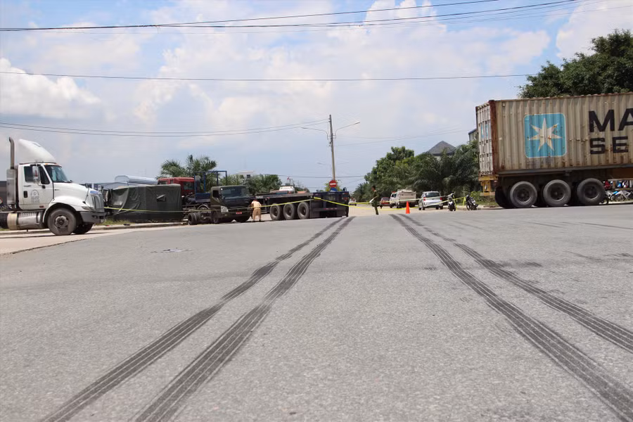  Vết thắng giữa đường của xe container. Ảnh: Đình Trọng