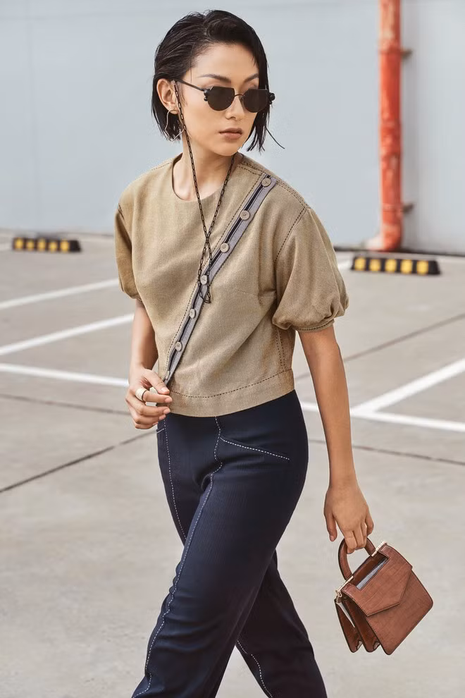 Chất liệu sang trọng nhưng không quá diêm dúa, rất thoáng mát vào mùa hè và cũng đảm bảo đủ độ cứng để tạo nên những phom dáng quần áo hiện đại theo yêu cầu của Xuân Lê