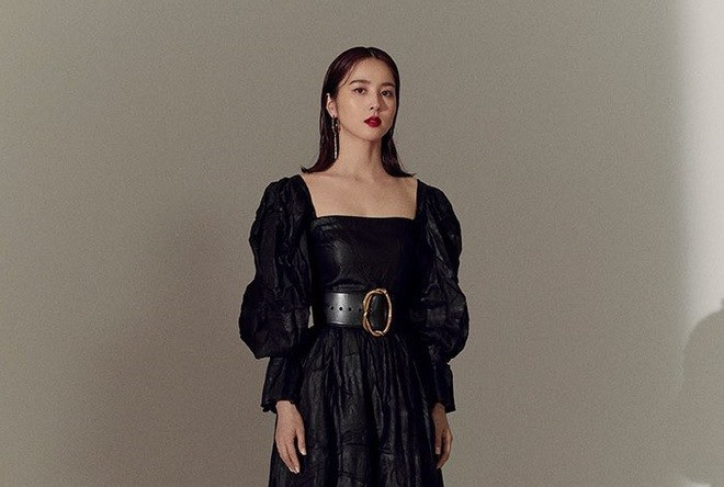 Dù đã gần 40 tuổi, cô vẫn giữ được vẻ tươi trẻ cùng những đường cong gợi cảm của người phụ nữ. Ảnh: Knet