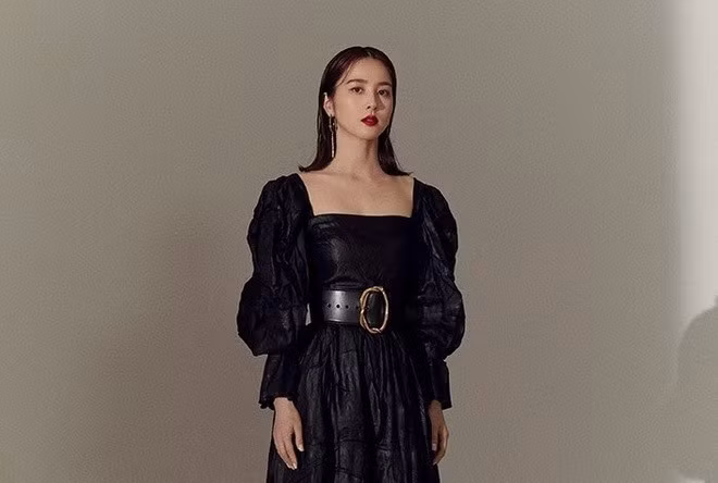 Dù đã gần 40 tuổi, cô vẫn giữ được vẻ tươi trẻ cùng những đường cong gợi cảm của người phụ nữ. Ảnh: Knet