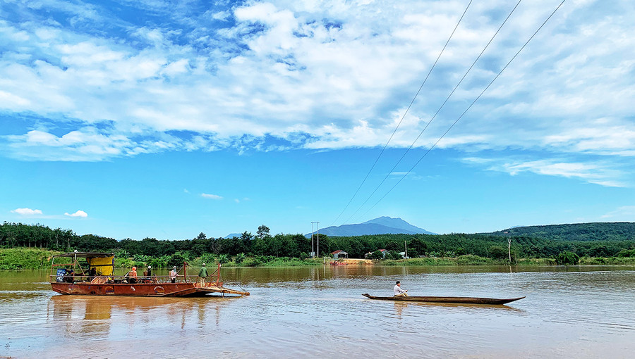 Một nhánh sông Pô Cô nhìn từ bến đò làng Nú (xã Ia Khai, huyện ia Grai, Gia Lai). Ảnh: Hoàng Ngọc Bến đò làng Nú. Ảnh: Hoàng Ngọc