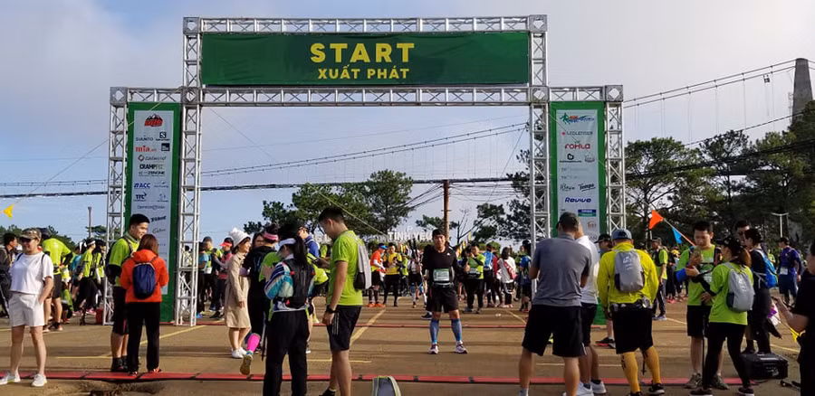 Các vận động viên tham gia giải Siêu Marathon quốc tế Dalat Ultra Trail năm 2020.