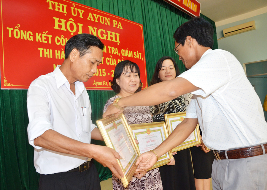  Ban Thường vụ Thị ủy Ayun Pa tặng giấy khen cho các tập thể làm tốt công tác kiểm tra, giám sát và thi hành kỷ luật Đảng trong nhiệm kỳ 2015-2020. Ảnh: T.Đ