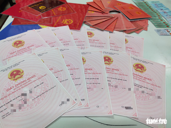Cơ quan công an đã phát hiện và thu giữ hàng trăm tài liệu giả, trong đó có nhiều sổ đỏ - Ảnh: ĐOÀN CƯỜNG Cơ quan công an đã phát hiện và thu giữ hàng trăm tài liệu giả, trong đó có nhiều sổ đỏ - Ảnh: ĐOÀN CƯỜNG
