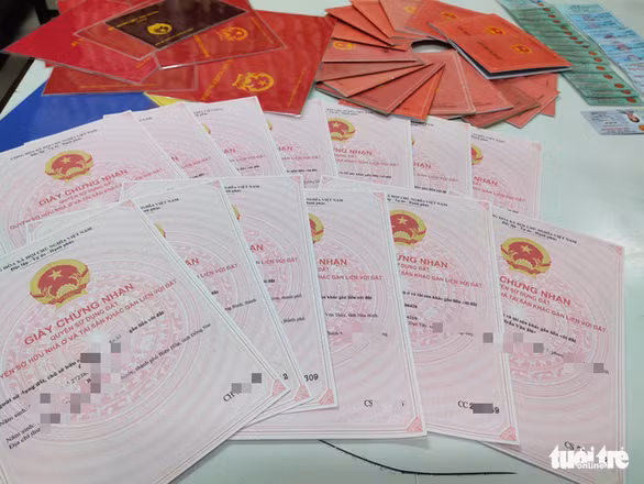 Cơ quan công an đã phát hiện và thu giữ hàng trăm tài liệu giả, trong đó có nhiều sổ đỏ - Ảnh: ĐOÀN CƯỜNG Cơ quan công an đã phát hiện và thu giữ hàng trăm tài liệu giả, trong đó có nhiều sổ đỏ - Ảnh: ĐOÀN CƯỜNG