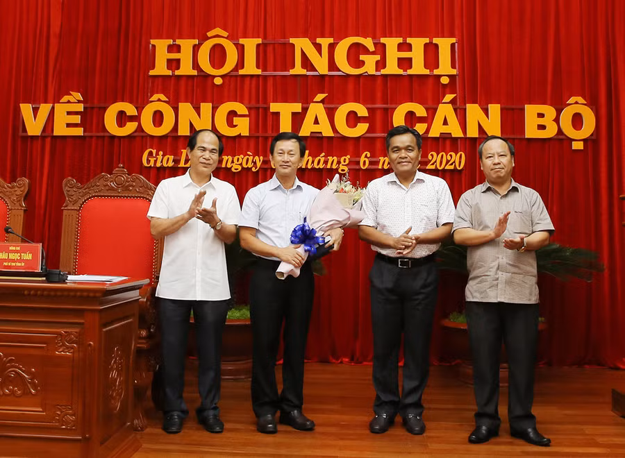 Tặng hoa chúc mừng đồng chí Dương Văn Trang-Ủy viên Ban Chấp hành Trung ương Đảng, Bí thư Tỉnh ủy Kon Tum