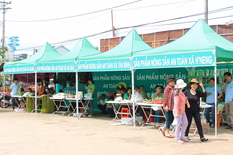  Một số gian hàng tại chợ phiên nông sản an toàn huyện Đak Đoa. Ảnh: N.D