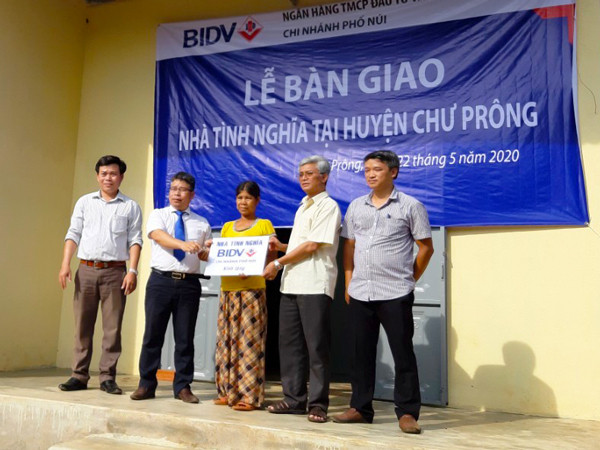 Bàn giao nhà cho gia đình ông Siu Glúp (làng Hát, xã Ia Pia). Ảnh: T.T