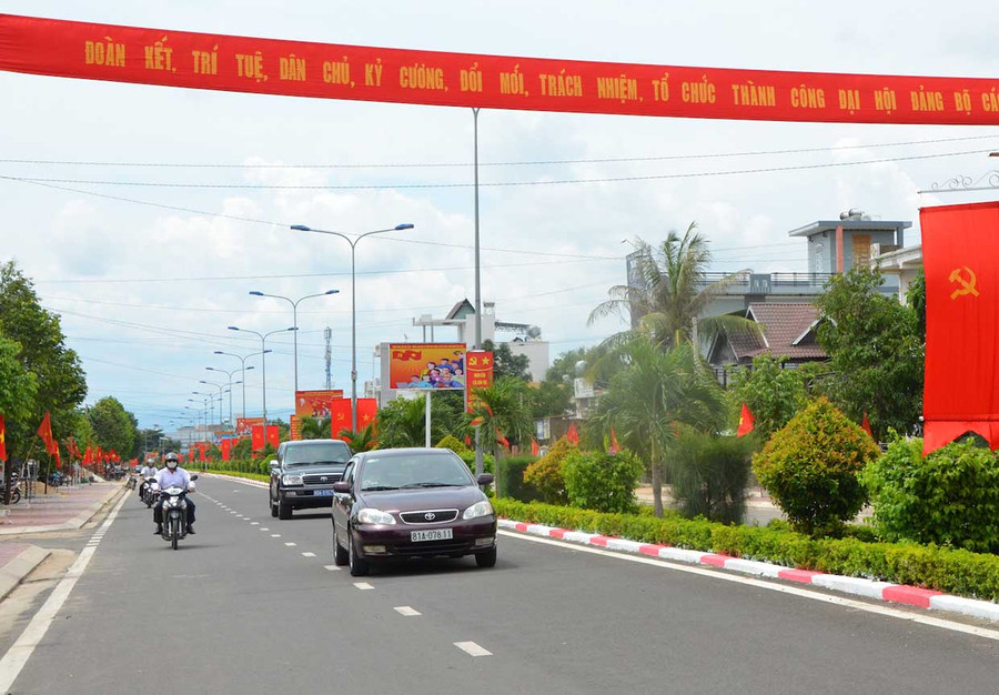 1- thị trấn Phú Thiện rực rỡ cờ hoa chào mừng ĐH Đảng bộ huyện lần thứ XIX