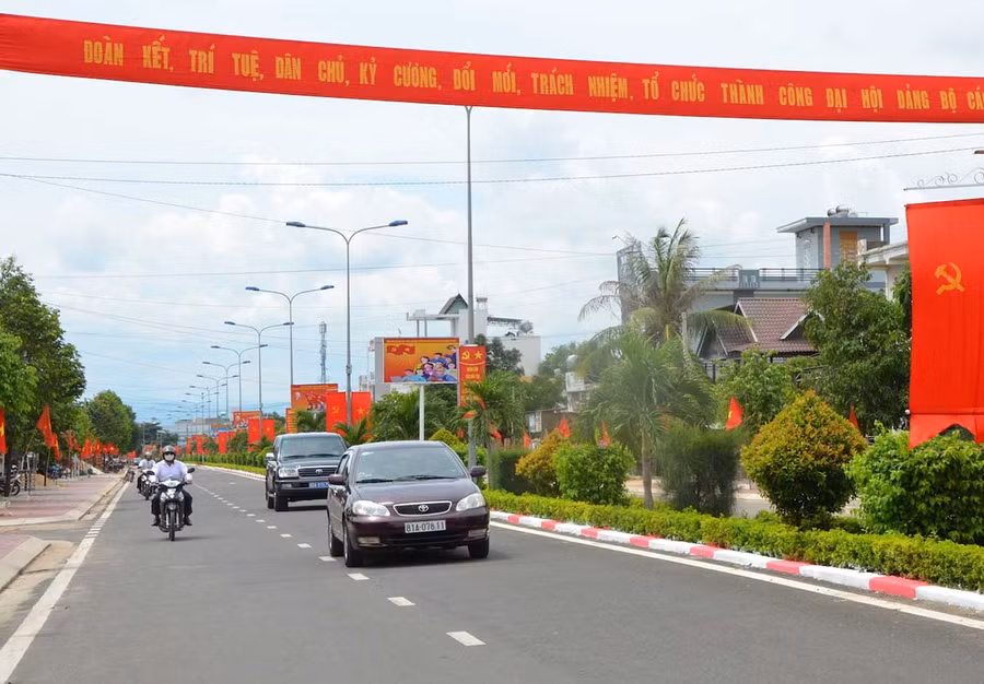 1- thị trấn Phú Thiện rực rỡ cờ hoa chào mừng ĐH Đảng bộ huyện lần thứ XIX