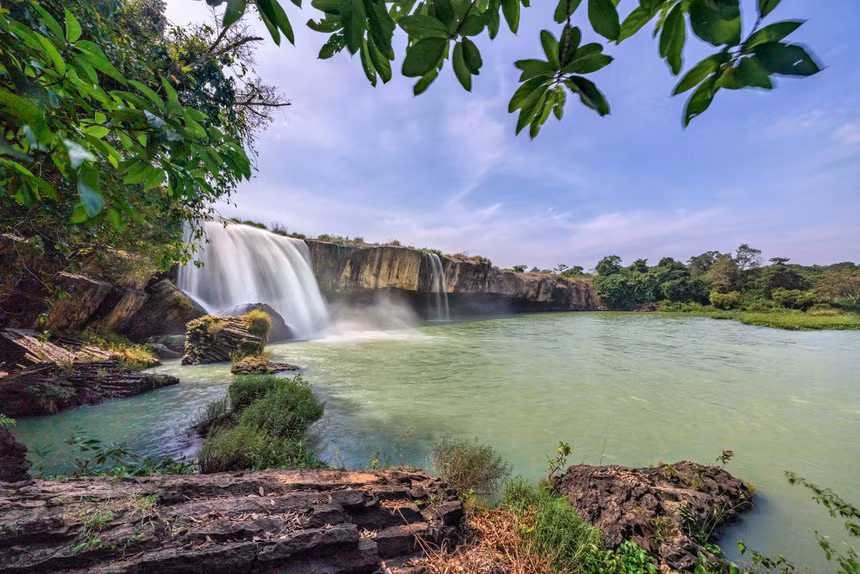 Từ trên cao chảy xuống thềm đá, thác nước tung bọt trắng, tạo thành những bức tranh sinh động.