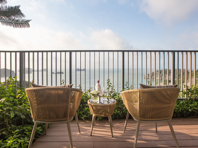 Tổ hợp du lịch này có kiến trúc rừng xanh trên cao độc đáo và ngoạn mục, hướng trọn tầm nhìn bao quát vịnh Lan Hạ đẹp như tranh vẽ ẢNH FCB