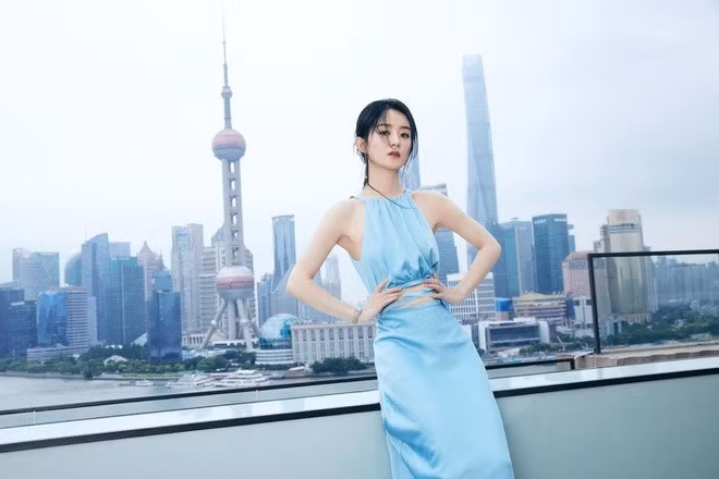 Cô được mệnh danh là nữ hoàng rating của màn ảnh nhỏ Trung Quốc với các bộ phim ăn khách như: Hoa Thiên Cốt, Sở Kiều truyện... Mới đây, người đẹp vừa hoàn thành bộ phim Hữu phỉ cùng Vương Nhất Bác. Ngày 16.10, cô thông báo kết hôn tài tử Phùng Thiệu Phong vào đúng sinh nhật của mình. Tháng 3.2019, cả hai vui mừng chào đón con đầu lòng. Ảnh: Chụp màn hình