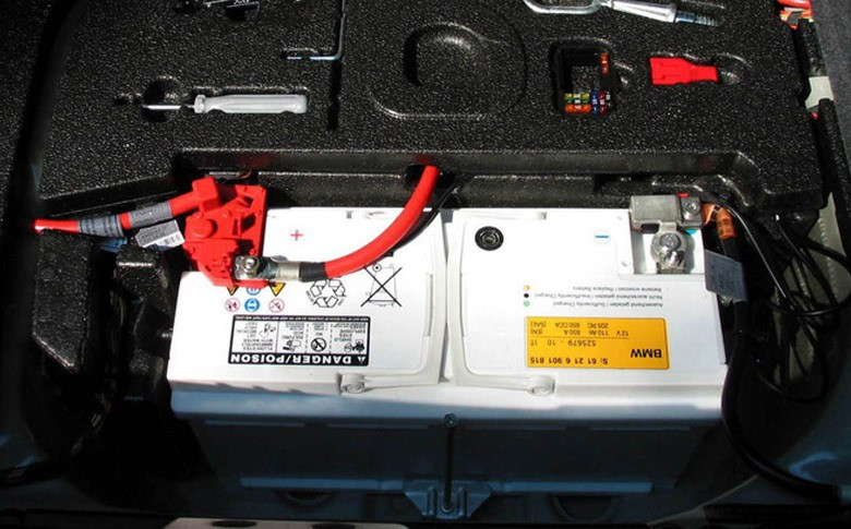 Ác quy đã yếu hoặc hỏng là nguyên nhân xe không khởi động được. Ảnh: Anycar.vn