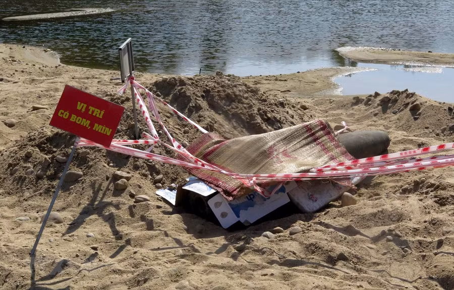 Vị trí tìm thấy quả bom. (Ảnh: Phước Ngọc/TTXVN)
