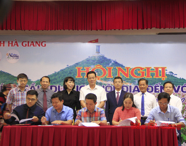 Các hiệp hội lữ hành, doanh nghiệp, đơn vị kinh doanh dịch vụ ký kết biên bản ghi nhớ liên kết tham gia chương trình kích cầu du lịch nội địa Hà Giang. (Ảnh: Báo Hà Giang)