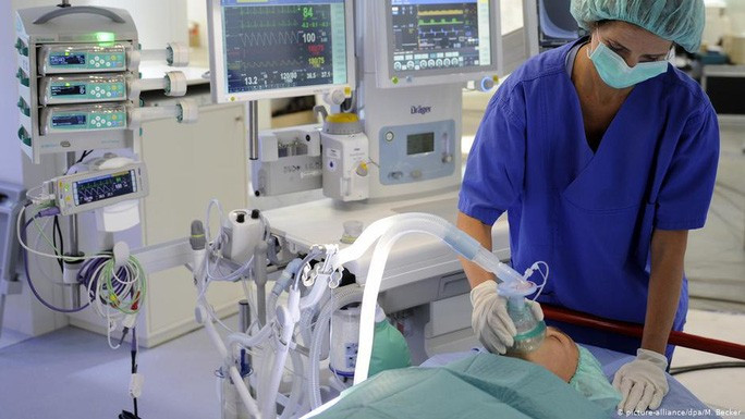 Nhiều bệnh nhân Covid-19 được cho dùng máy thở. Ảnh: DPA  Nhiều bệnh nhân Covid-19 được cho dùng máy thở. Ảnh: DPA