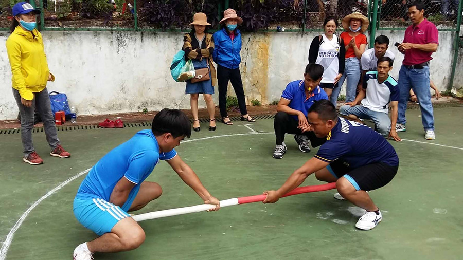 Nội dung thi đấu môn đẩy gậy diễn ra rất kịch tính. Ảnh: Hà Phương