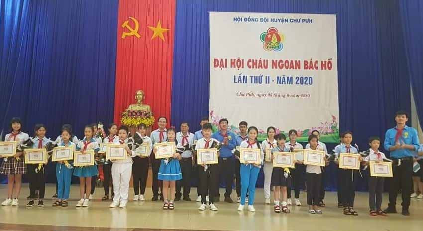 Tặng giấy chứng nhận danh hiệu “Cháu ngoan Bác Hồ” cho các em đội viên xuất sắc. Ảnh: Anh Thư