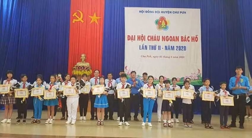 Tặng giấy chứng nhận danh hiệu “Cháu ngoan Bác Hồ” cho các em đội viên xuất sắc. Ảnh: Anh Thư