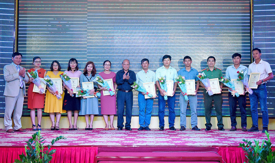 Trao giải C cho các tác giả, nhóm tác giả. Ảnh: ĐỨC THỤY