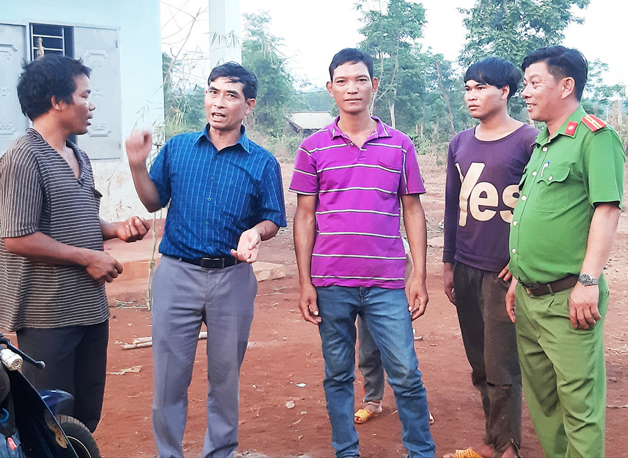 Công tác dân vận không chỉ là nhiệm vụ của Mặt trận và các đoàn thể mà mỗi cán bộ đảng viên phải làm công tác dân vận. Ảnh: M.N Công tác dân vận không chỉ là nhiệm vụ của Mặt trận và các đoàn thể mà mỗi cán bộ đảng viên phải làm công tác dân vận.Ảnh: M.N