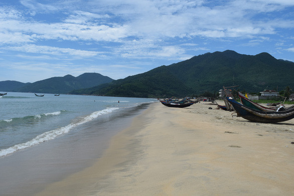 Biển Lăng Cô thơ mộng với những cồn cát trắng, nước biển trong xanh, hòa với màu xanh của núi rừng nơi du khách có thể thanh thản thả bộ hoặc tha hồ nô đùa với sóng nước