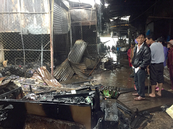 Nhiều tiểu thương tại chợ Trà Bá (TP. Pleiku) trắng tay sau vụ hỏa hoạn vào tháng 7-2019. Ảnh: L.V.N Nhiều tiểu thương tại chợ Trà Bá (TP. Pleiku) trắng tay sau vụ hỏa hoạn vào tháng 7-2019. Ảnh: L.V.N