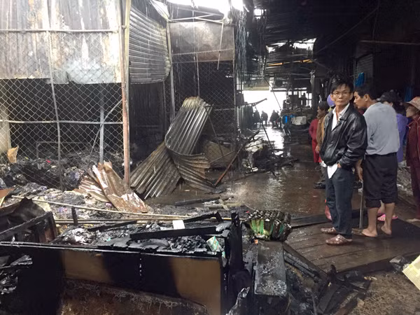 Nhiều tiểu thương tại chợ Trà Bá (TP. Pleiku) trắng tay sau vụ hỏa hoạn vào tháng 7-2019. Ảnh: L.V.N