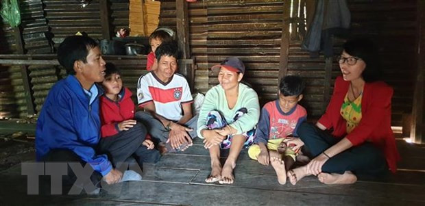 Thầy Chhỡi, giáo viên điểm trường Alao, xã Lơ Pang, huyện Mang Yang (Gia Lai), vận động phụ huynh cho con đến lớp. (Ảnh: Hồng Điệp/TTXVN) Thầy Chhỡi, giáo viên điểm trường Alao, xã Lơ Pang, huyện Mang Yang (Gia Lai), vận động phụ huynh cho con đến lớp. (Ảnh: Hồng Điệp/TTXVN)