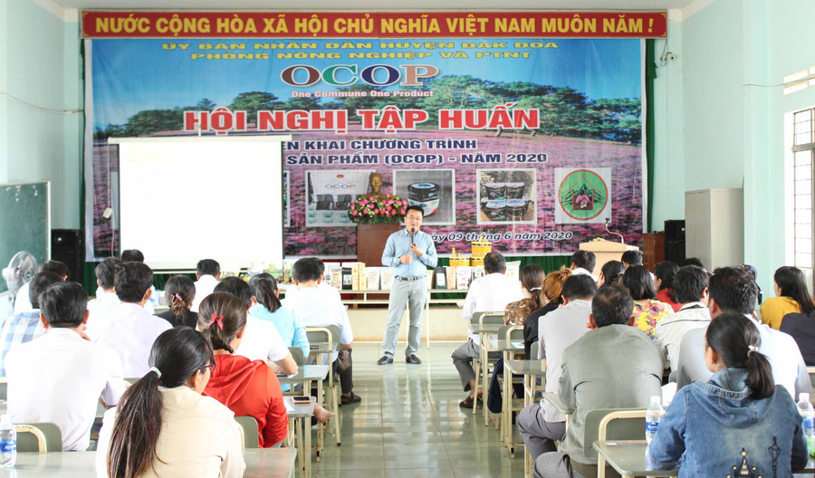 Chuyên gia OCOP Trung ương giới thiệu cách làm OCOP. Ảnh: Nguyễn Diệp 