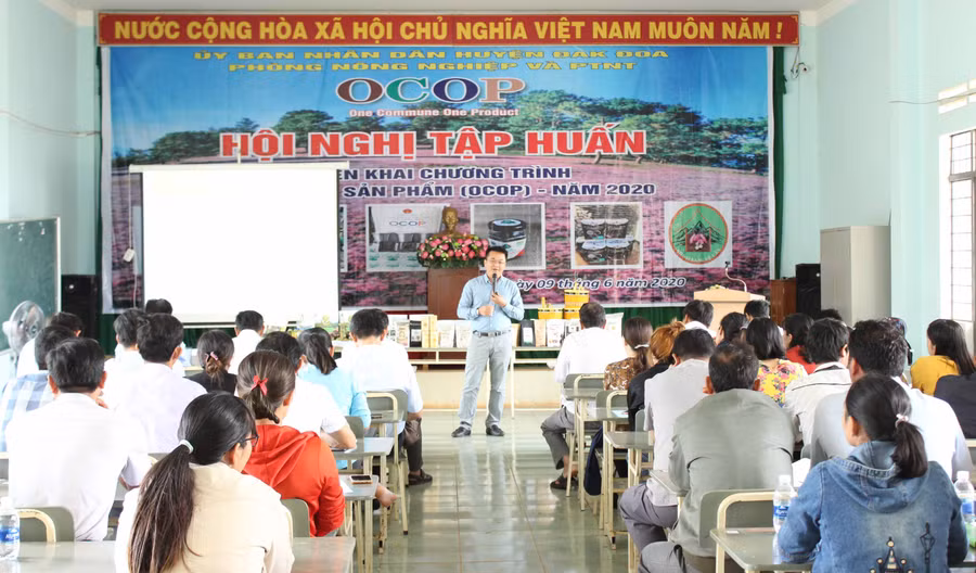 Chuyên gia OCOP Trung ương giới thiệu cách làm OCOP. Ảnh: Nguyễn Diệp 