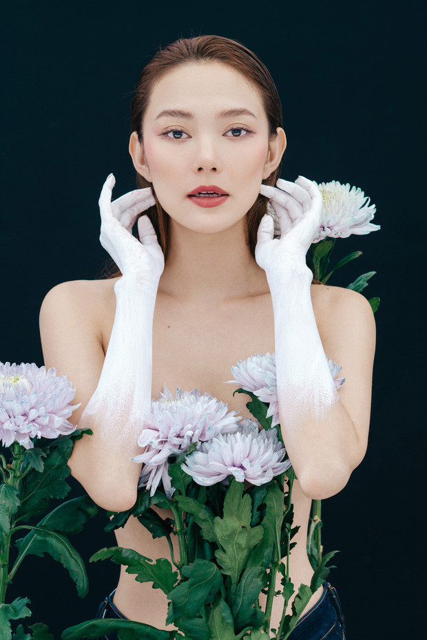Minh Hằng sử dụng hoa tươi tạo điểm nhấn cho bức ảnh.