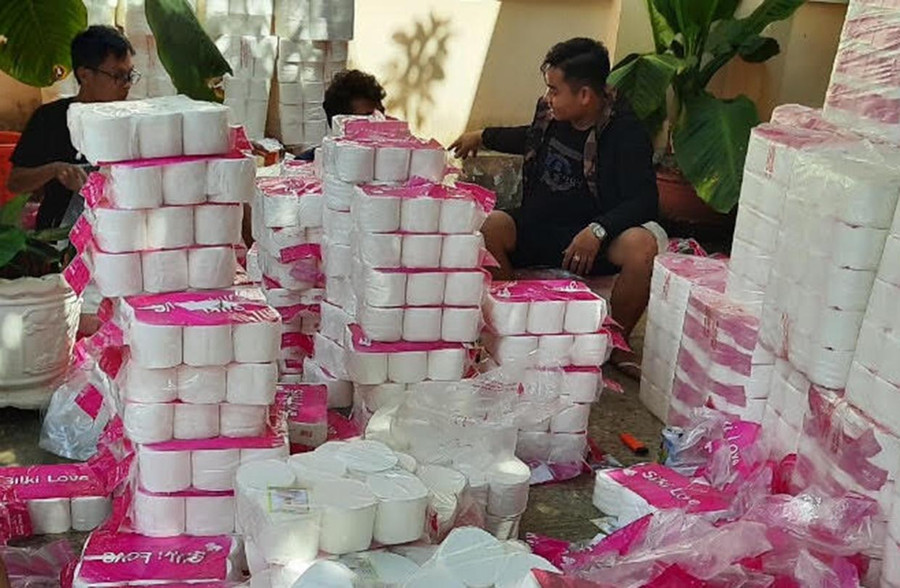 Cục Quản lý Thị trường Gia Lai xử phạt cơ sở bán giấy vệ sinh xâm phạm quyền đối với nhãn hiệu. Ảnh: Vũ Thảo Cục Quản lý Thị trường Gia Lai xử phạt 20 triệu cơ sở bán giấy vệ sinh xâm phạm quyền đối với nhãn hiệu. Ảnh: Vũ Thảo