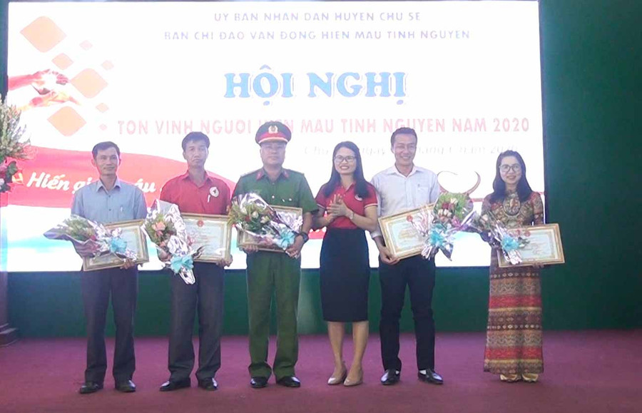 Các cá nhân và tập thể được tuyên dương khen thưởng. Ảnh: Mỹ Đức.