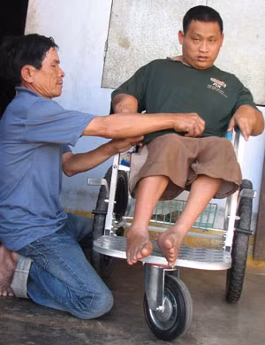 Anh lượng chăm sóc cho Tèo. Ảnh: T.H