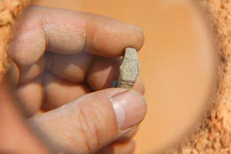 Ngọn gió nào đã đưa chiếc đồng hồ tới Trung Quốc? Đây là câu hỏi đang làm đau đầu các nhà khảo cổ. Ngọn gió nào đã đưa chiếc đồng hồ tới Trung Quốc? Đây là câu hỏi đang làm đau đầu các nhà khảo cổ.