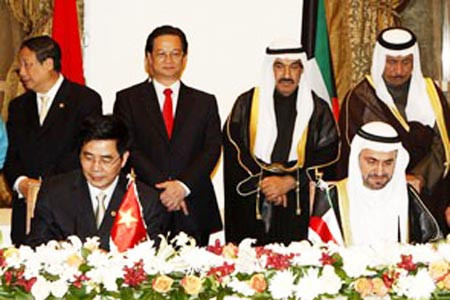 Thủ tướng Nguyễn Tấn Dũng và Thủ tướng Kuwait Nasser Al-Mohammed Al Jaber Al-Sabah chứng kiến lễ ký Bản ghi nhớ hợp tác nông nghiệp giữa hai nước.