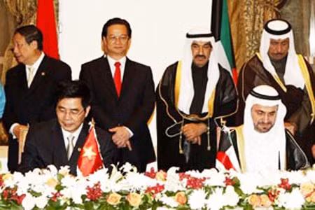 Thủ tướng Nguyễn Tấn Dũng và Thủ tướng Kuwait Nasser Al-Mohammed Al Jaber Al-Sabah chứng kiến lễ ký Bản ghi nhớ hợp tác nông nghiệp giữa hai nước.
