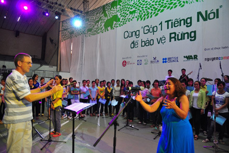 Vào lúc 19 giờ 30 phút ngày 17-4, UBND tỉnh Đak Lak đã tổ chức chương trình “Cùng góp một tiếng nói để bảo vệ rừng”. Chương trình được tài trợ chính bởi Quỹ Môi trường Toàn cầu và Ngân hàng Thế giới thông qua Tổ chức Bảo tồn Chim Quốc tế tại Đông Dương (BirdLife) và các nhà tài trợ khác