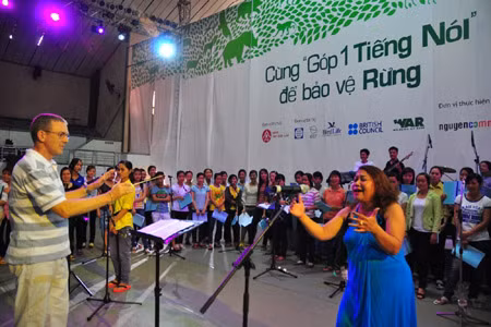 Vào lúc 19 giờ 30 phút ngày 17-4, UBND tỉnh Đak Lak đã tổ chức chương trình “Cùng góp một tiếng nói để bảo vệ rừng”. Chương trình được tài trợ chính bởi Quỹ Môi trường Toàn cầu và Ngân hàng Thế giới thông qua Tổ chức Bảo tồn Chim Quốc tế tại Đông Dương (BirdLife) và các nhà tài trợ khác