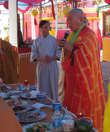 Quảng Ngãi: Hàng trăm tăng ni phật tử cầu siêu cho các anh hùng liệt sỹ ảnh 1